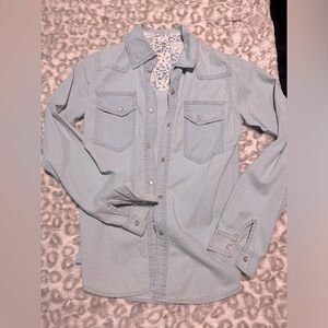 Woman’s button up top